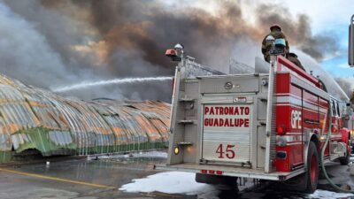 Fuerte incendio en bodega de plásticos de Nuevo León