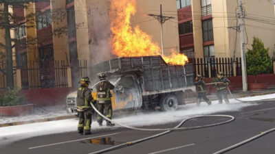 Camión repartidor de gas se incendia en la CDMX