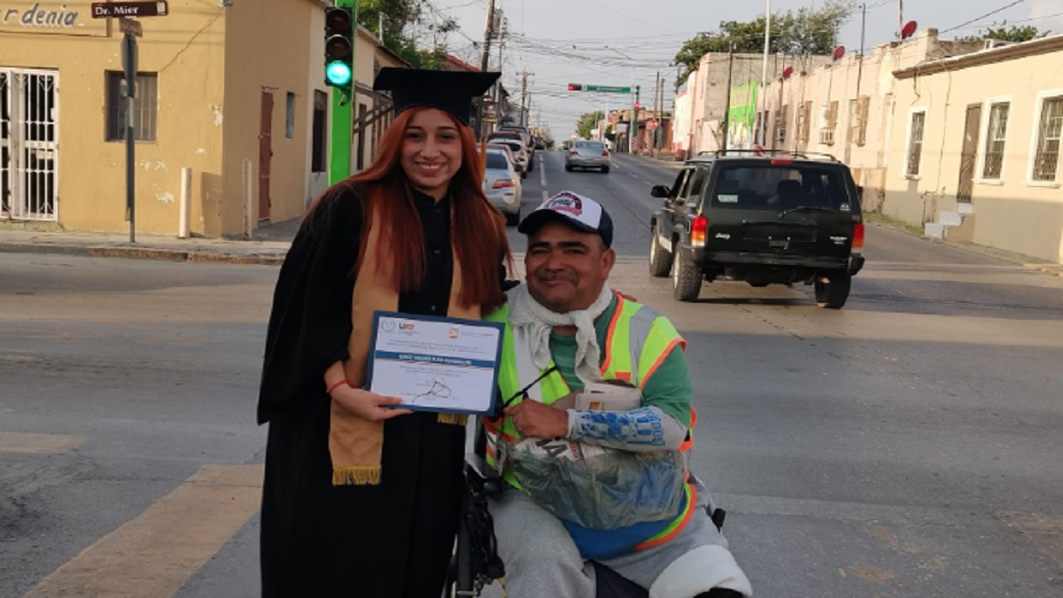 “Este logro también es tuyo”: joven se gradúa y celebra junto a su padre, quien trabaja en silla de ruedas