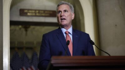 Kevin McCarthy pide investigación a Joe Biden para su destitución