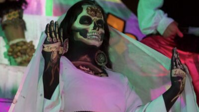 Mujer pintada del rostro representando a la muerte en obra de La Llorona en Xochimilco