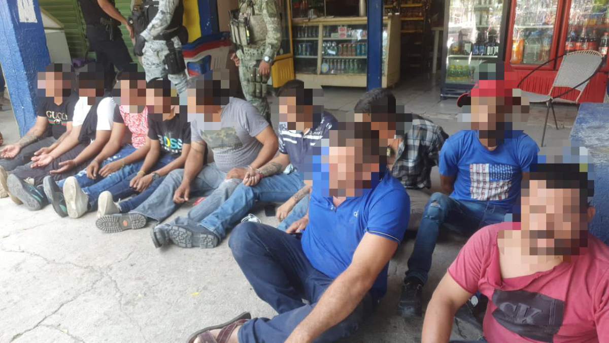 Llegan a la FGR en Morelia los 26 detenidos en La Ruana