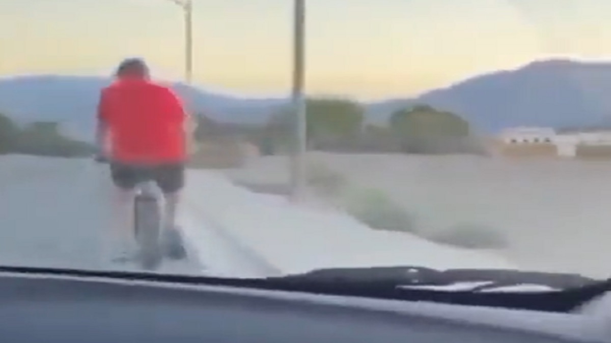 Video: roban coche y por diversión atropellan a ciclista en EU