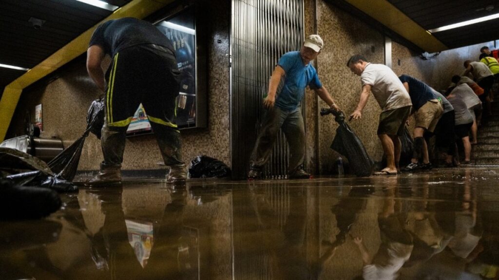 Inundaciones en Hong Kong tras lluvias récord