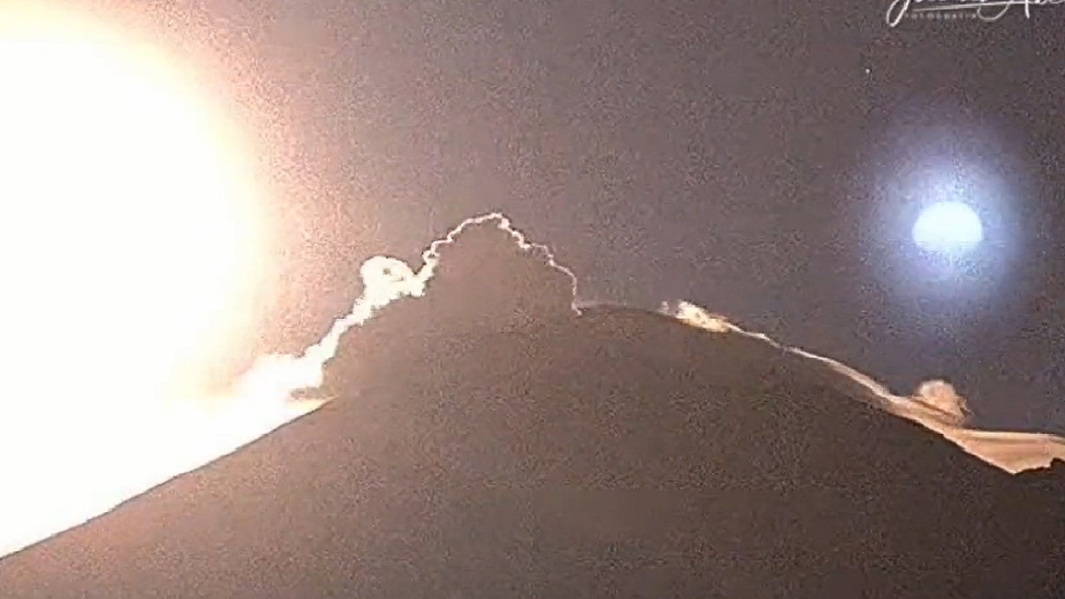 ¿Qué es eso? Extraño fenómeno ilumina el volcán Popocatépetl