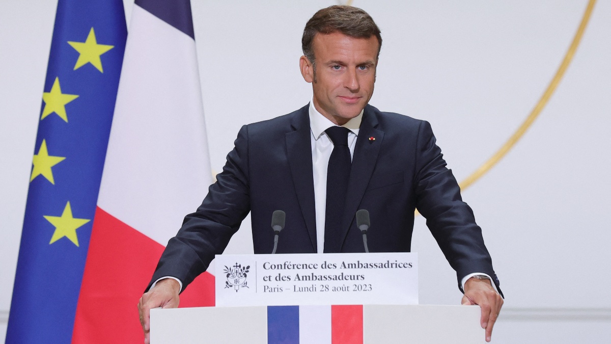 “La bandera rusa no puede estar en los Juegos de Paris”, dice el presidente Macron