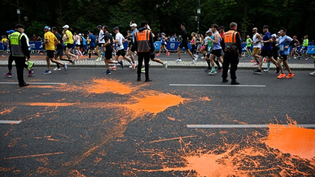Pintura naranja rociada en una avenida de Berlín justo antes del comienzo del maratón