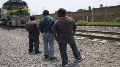 Migrantes buscan subir al tren en Tultitlán
