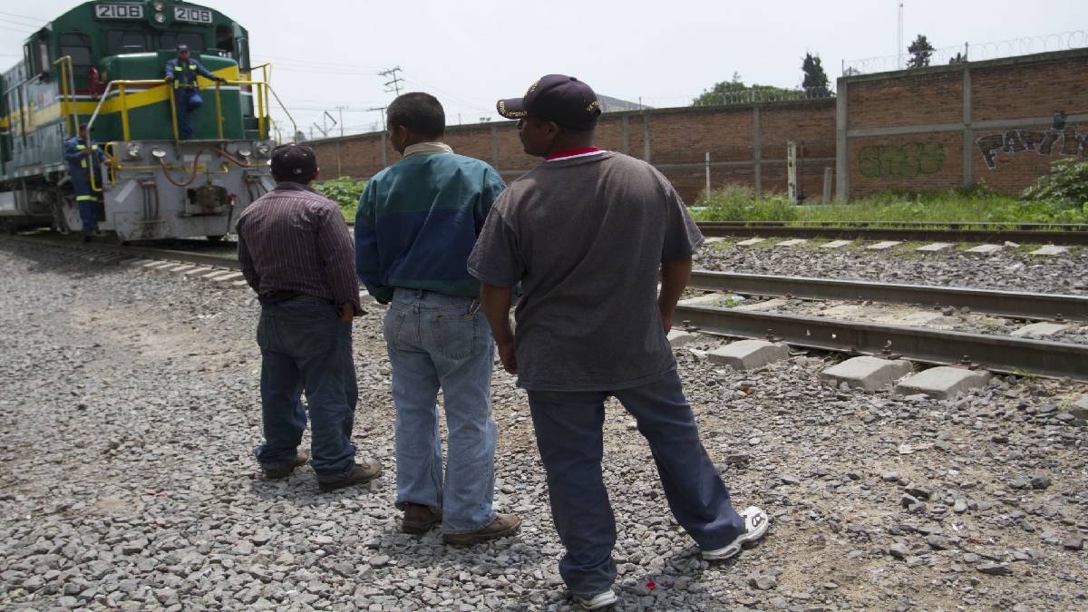 Migrantes aguardan en Tultitlán para poder subir a la “Bestia”