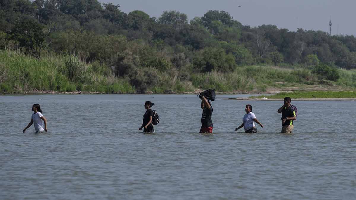 Cientos de migrantes siguen cruzando frontera de Piedras Negras, Coahuila