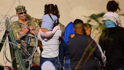 Número récord de migrantes en frontera de Texas y California