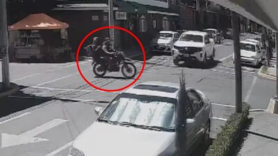 Camioneta embiste a repartidores en moto en calles de Ecatepec