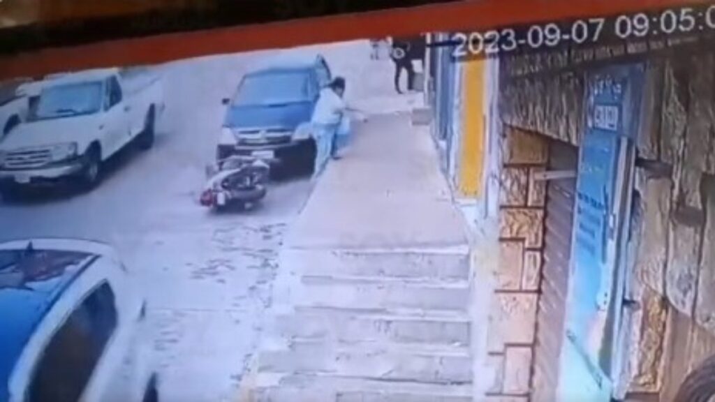 Mujer subiendo a banqueta para evitar ser atropellada por un automóvil