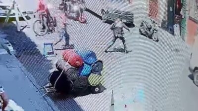 Mujer policía intercepta y detiene a 2 motoladrones en el Centro Histórico; video