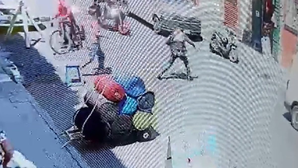 ¡Qué valiente! Mujer policía intercepta y detiene a 2 motoladrones en el Centro Histórico