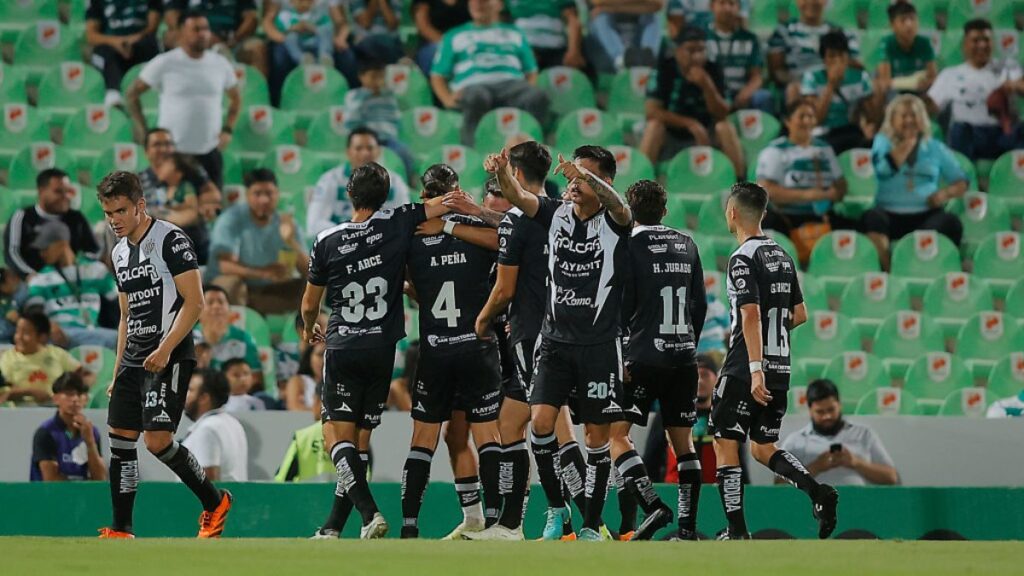 Jugadores de Necaxa celebran su triunfo en el estadio de Santos Laguna en partido de la Liga MX