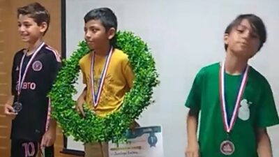 Niño campeón de ajedrez