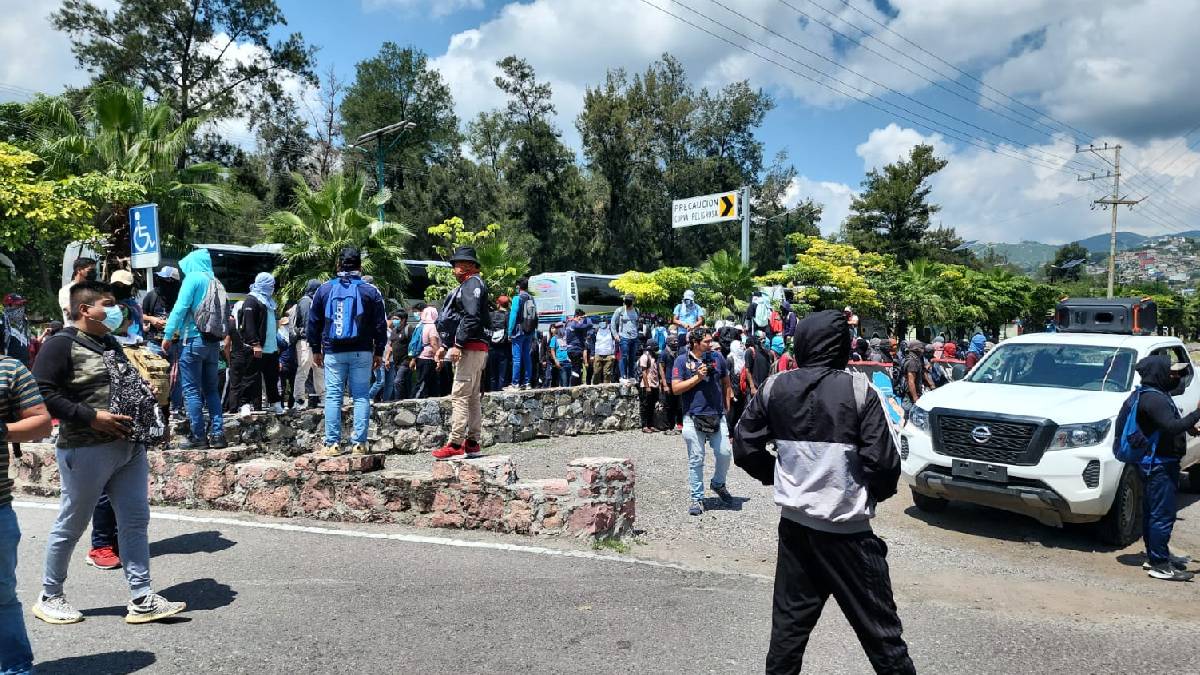 Normalistas lanzan petardos a la 35 zona militar en Chilpancingo, Guerrero