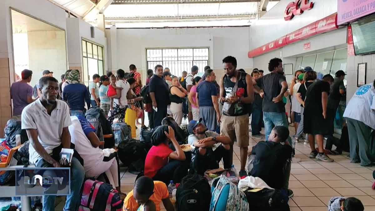 Migrantes abarrotan terminales de autobuses en Oaxaca