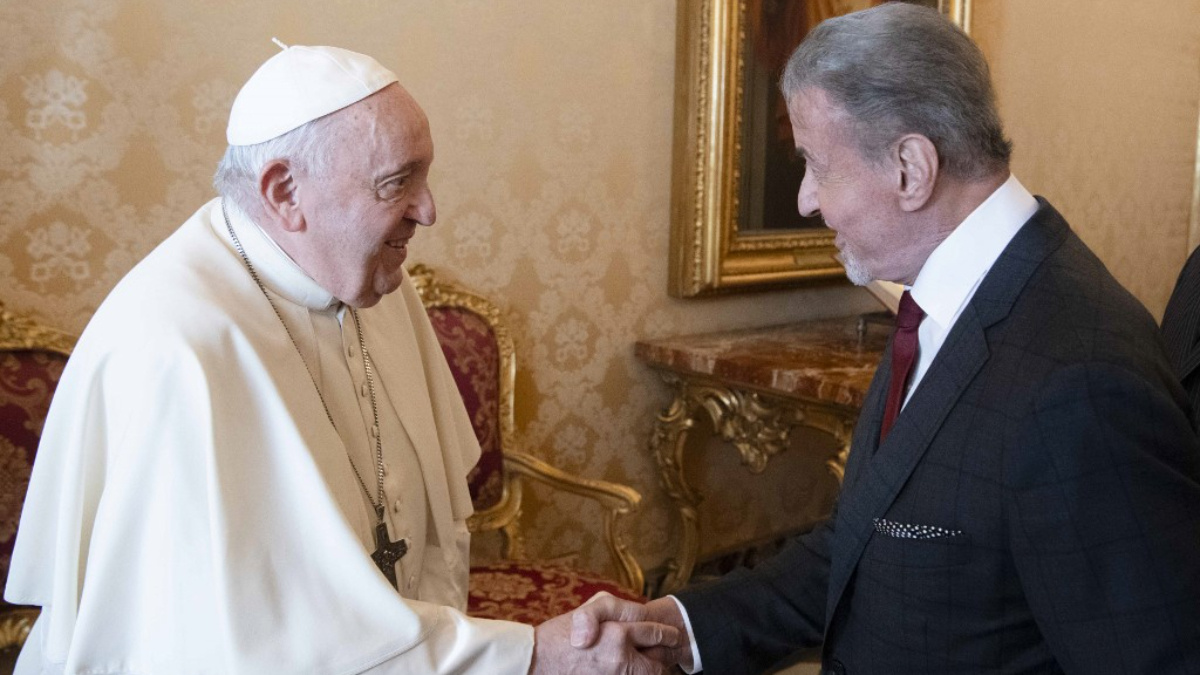 El Papa Francisco recibe a Sylvester Stallone en el Vaticano: “¿Listo para boxear?”