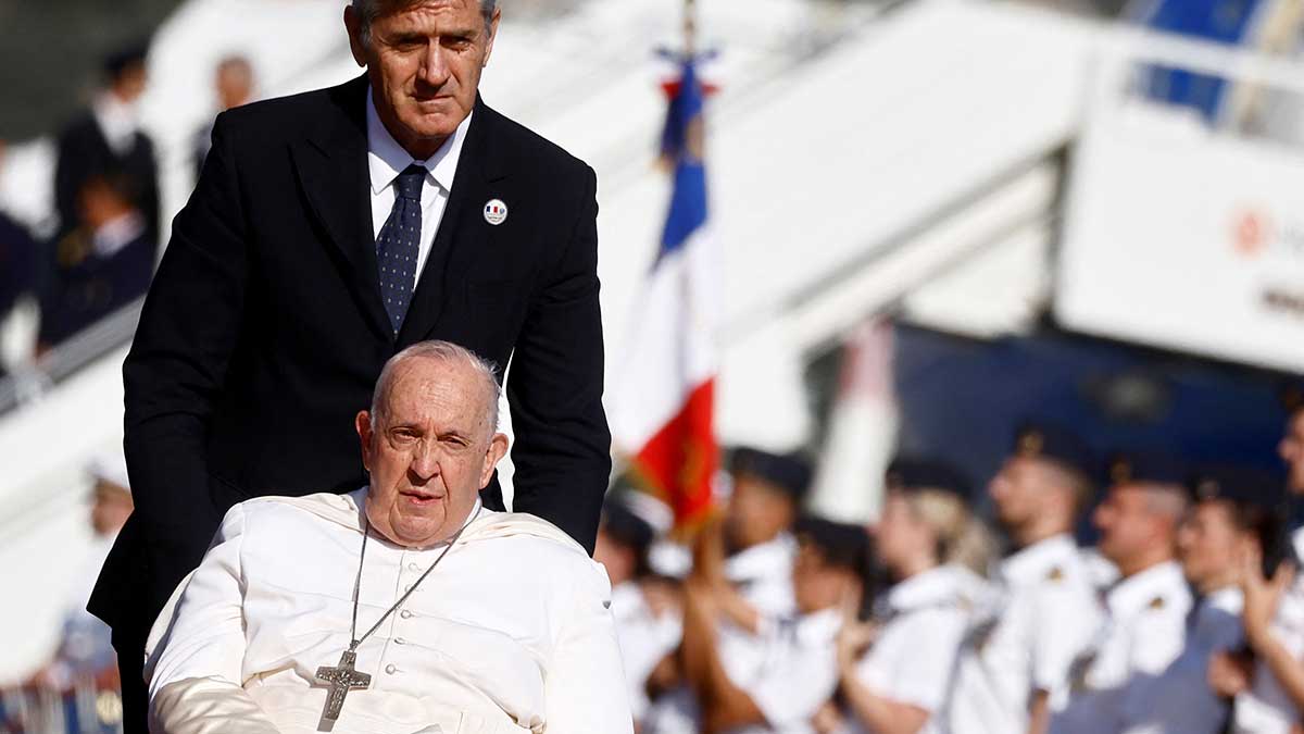 Video: Papa Francisco preocupa a sus fieles; no puede caminar bien
