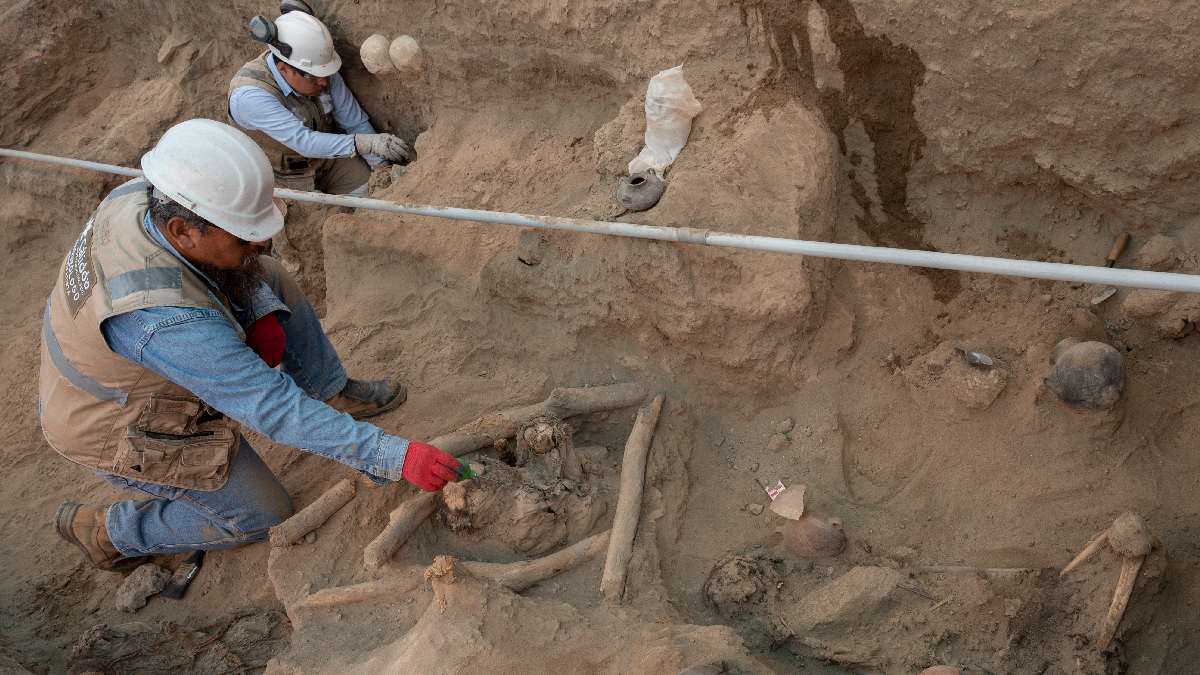 Trabajaban en tuberías de gas y descubren por accidente tumbas prehispánicas en Perú