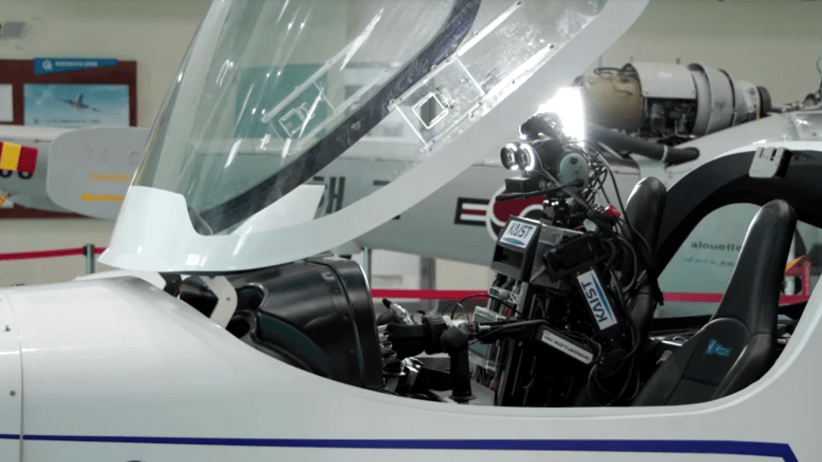 Pibot: el robot humanoide capaz de pilotar un avión y entender manuales de aviación