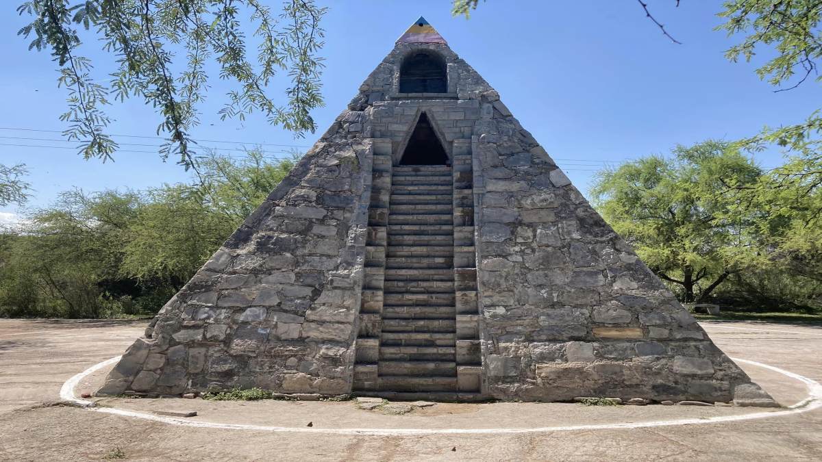 ¿Aliens lo pidieron? Pirámide egipcia hecha por mexicano en pleno desierto de Monclova