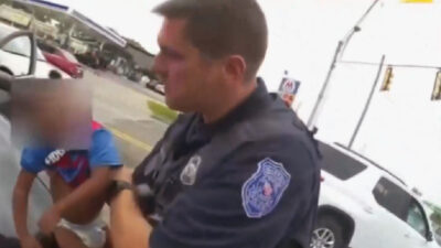 Policía salva la vida de un bebé que se asfixiaba