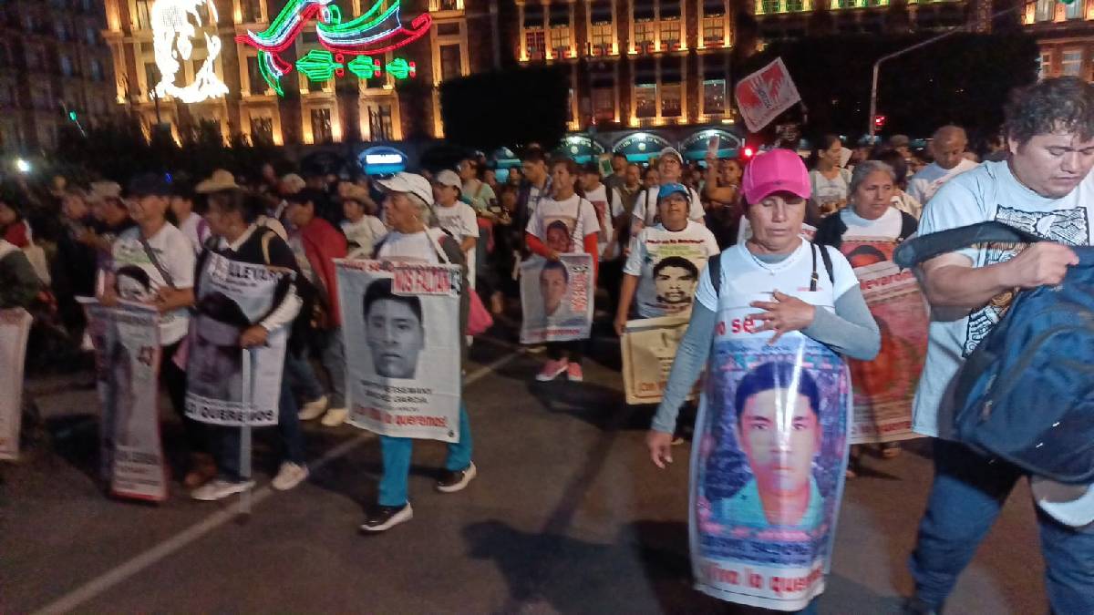 Concluye marcha por los 43 normalistas de Ayotzinapa en CDMX