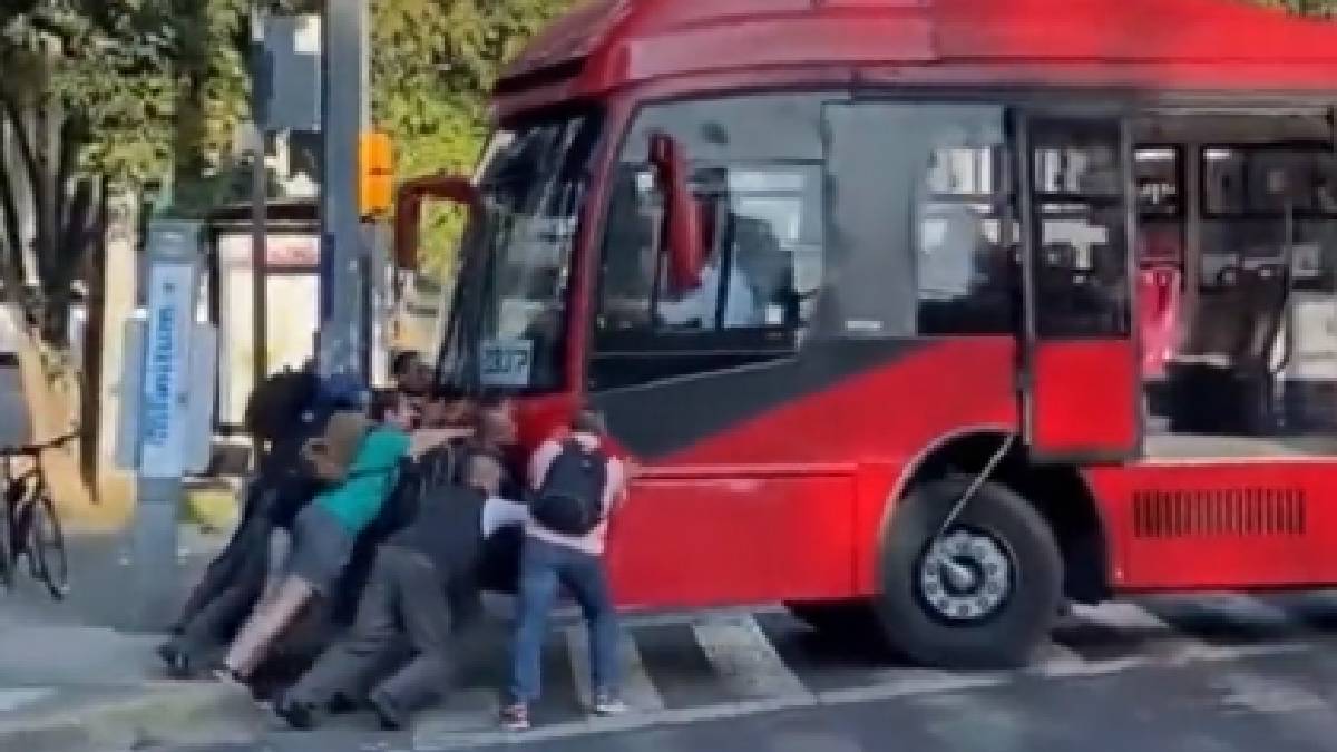 De usuarios a héroes: pasajeros del Metrobús ayudan al operador a empujar su unidad