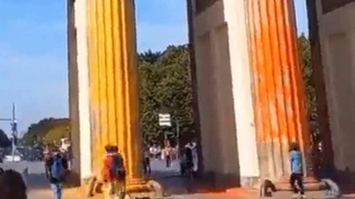 Activistas medioambientales pintan la Puerta de Brandenburgo de Berlín