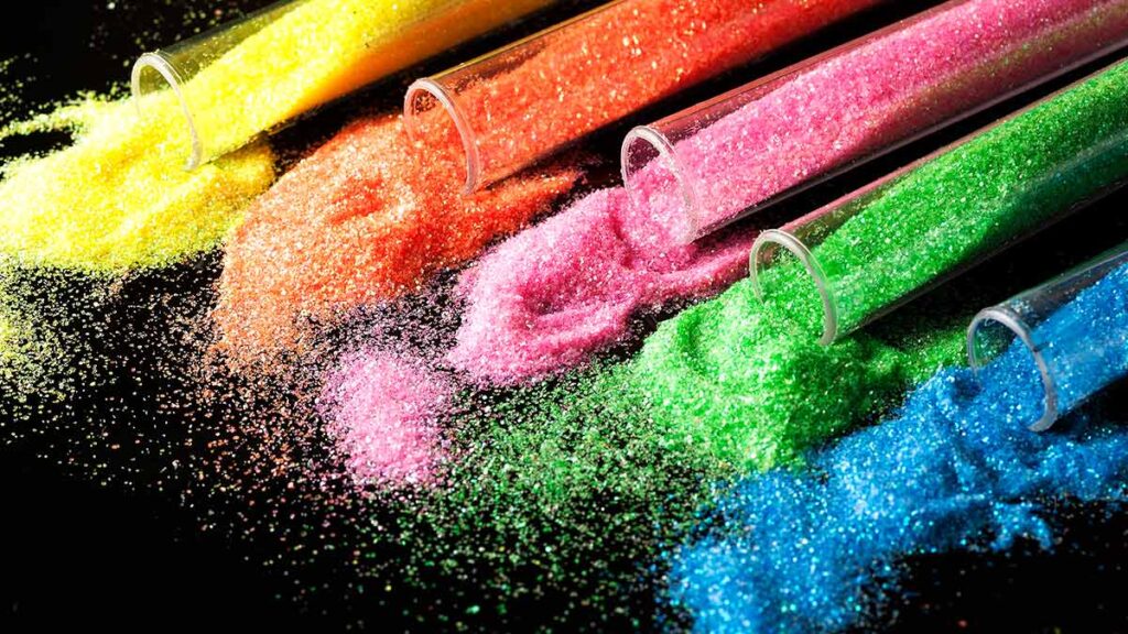 Purpurina: ¿qué es este glitter que contiene microplásticos y puede tener efectos nocivos en la salud?