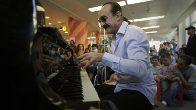 El pianista argentino, Raúl Di Blasio, sufrió una insuficiencia cardíaca y fue hospitalizado; se encuentra delicado de salud