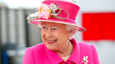¿Por qué la Reina Isabel II vestía colores tan llamativos?