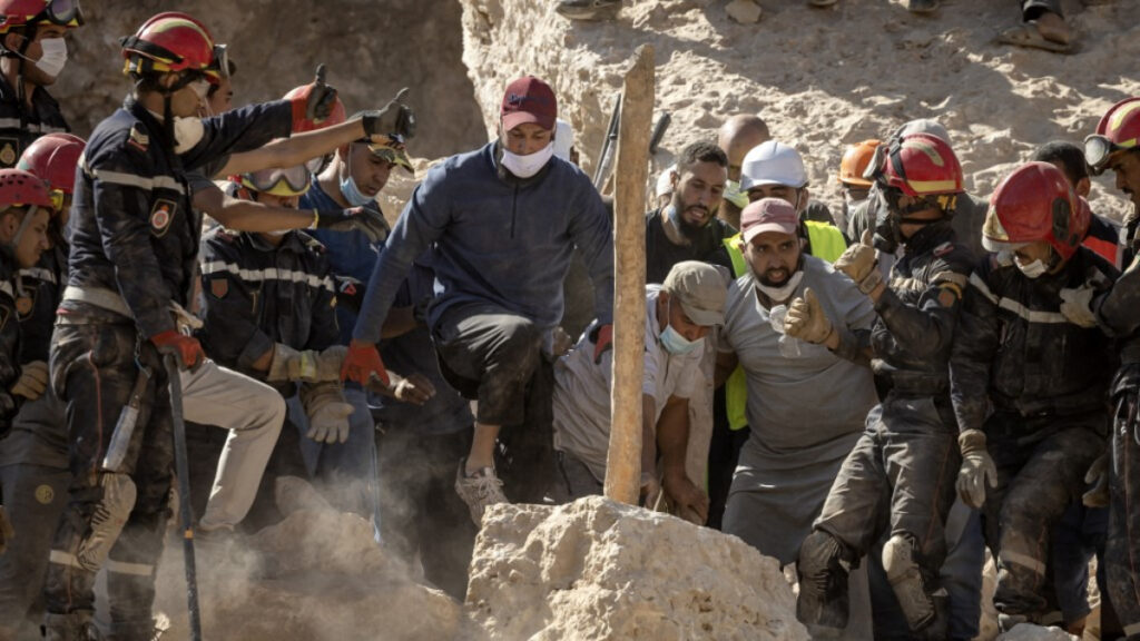 Réplica de terremoto sorprende a socorristas en Marruecos