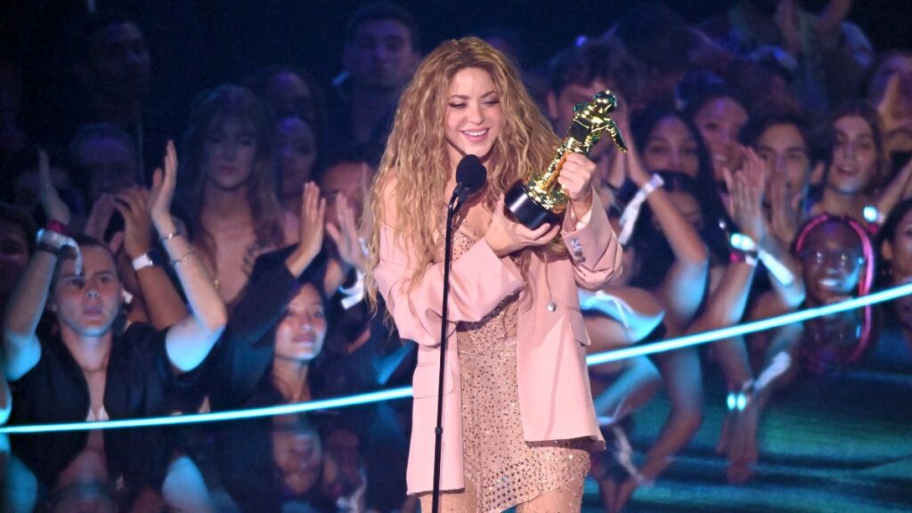 Shakira en los MTV VMAs hace historia y recibe premio de honor