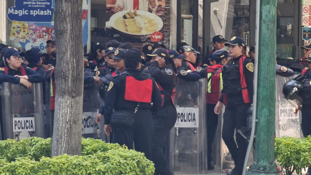 Policías resguardan marcha por el Día de la Acción Global por un Aborto Legal, Seguro y Accesible en CDMX