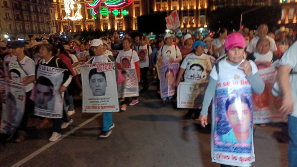 Marcha por Ayotzinapa llega al Zócalo.