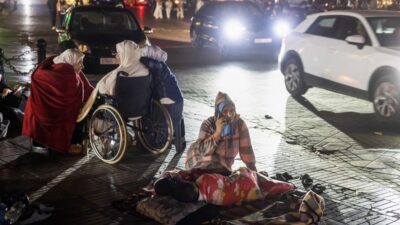 Gente descansa y duerme en la calle tras el sismo que sacudió Marruecos