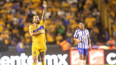 Gignac, jugador de Tigres, festeja un gol en el estadio Universitario de Nuevo León