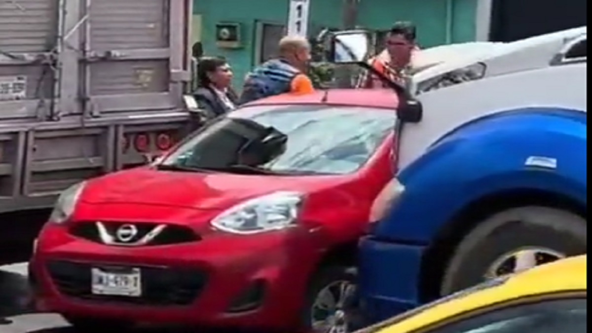 Y salieron ilesos: tráiler arrastra auto por varios metros en Tlaxcala