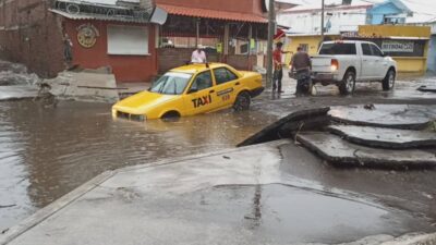 Taxi es arrastrado por la lluvia en valle verde