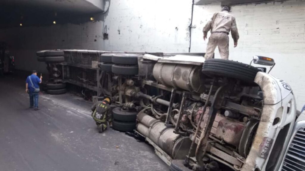 Tráiler vuelca en bajo puente de Eje 8 Sur a la altura de Eje Central