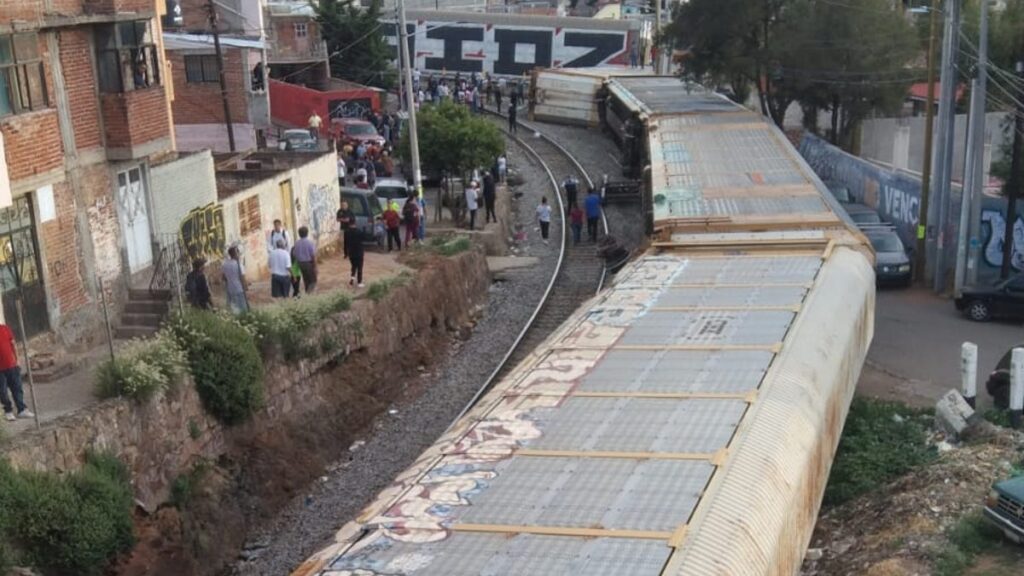 Tren se descarrila en Zacatecas: tira barda y daña autos