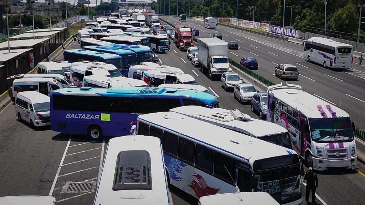 Transportistas desquician la México-Pachuca; levantan bloqueo