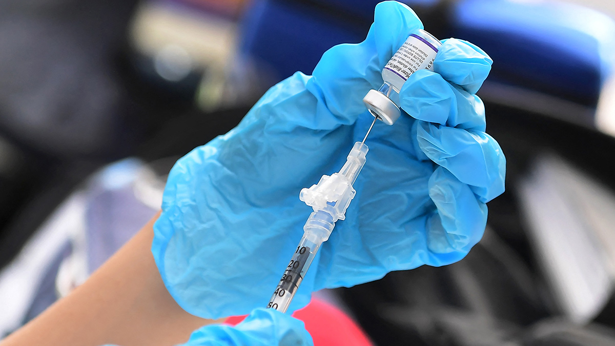 ¿Se necesita refuerzo de la vacuna COVID-19, aunque ya terminó la pandemia?