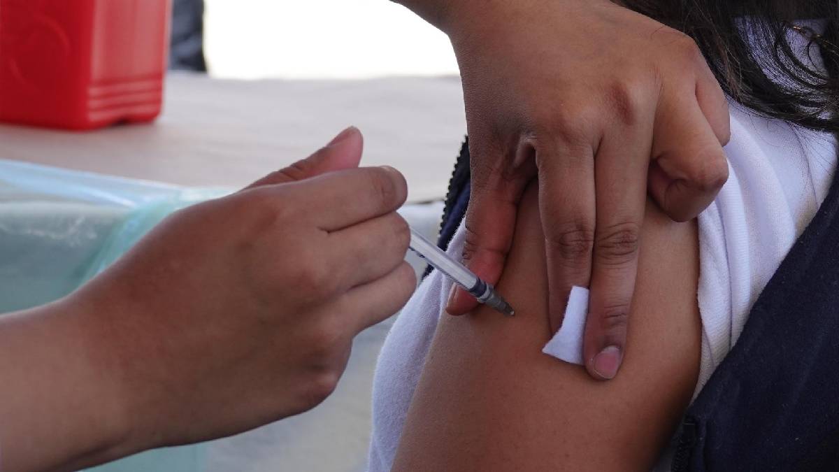 Vacuna contra Virus del Papiloma Humano se aplica gratis en escuelas de CDMX