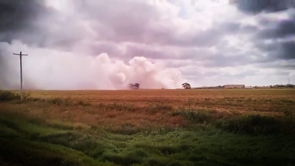 Explota vagón que transportaba químicos peligrosos; evacuan a personas por humo tóxico