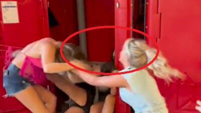video-captan-pelea-entre-mujeres-en-fila-de-banos